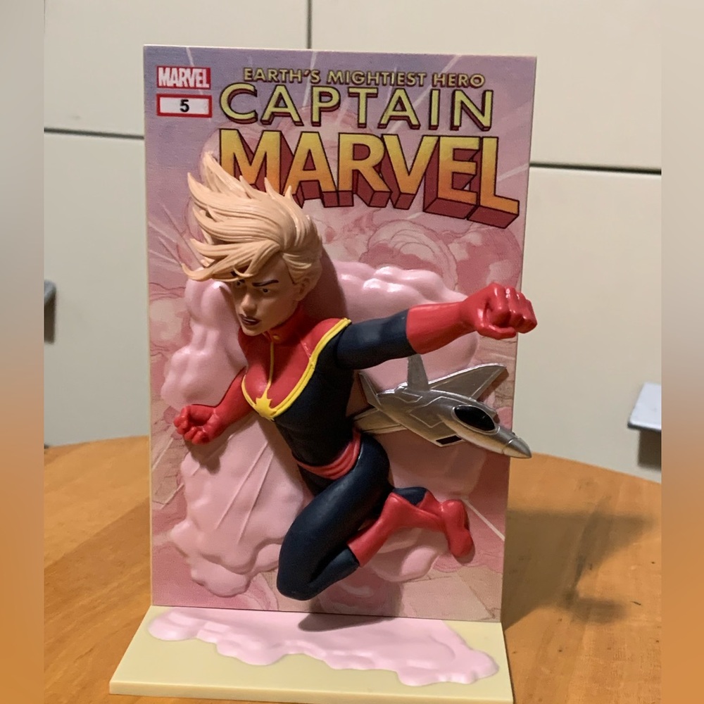 Captain Marvel 3D comic standee - Picture 2 of 4